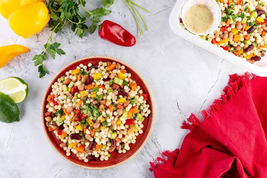8. Salade de couscous israélien aux légumineuses et aux légumes du jardin