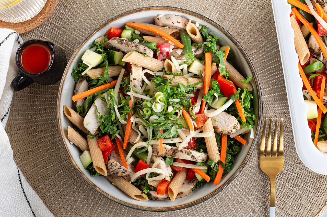 Salade de pâtes avec poulet grillé, légumes et vinaigrette Catalina